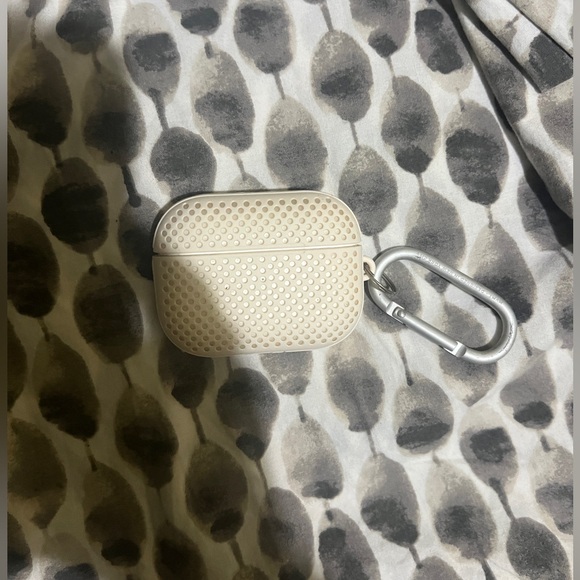 Apple AirPods Pro (1st Generation) with MagSafe Charging Case - Picture 2 of 7